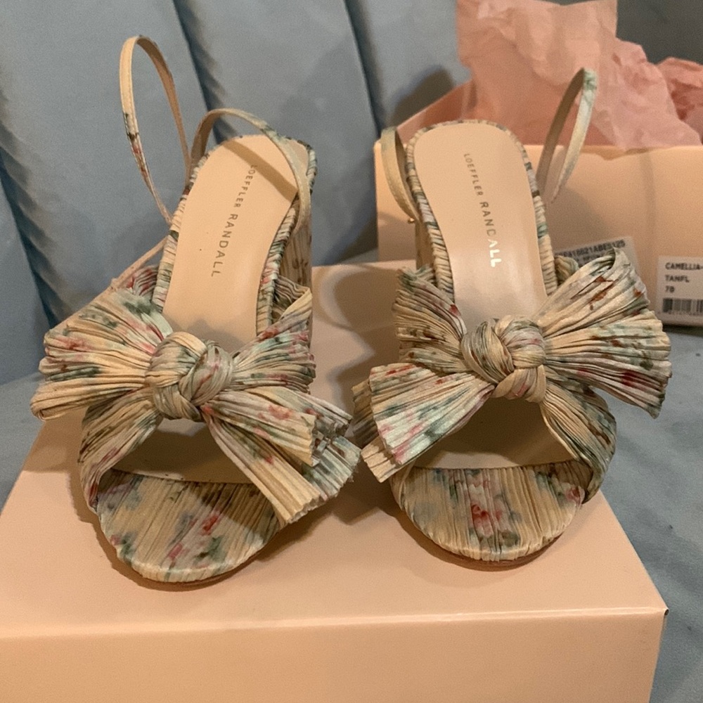 LOEFFLER RANDALL CAMELLIA CREAM HEELS SZ 7